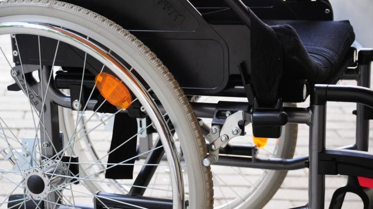 Lève-toi et marche : un paraplégique réussit à marcher grâce à une petite électrode