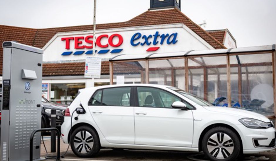 Tesco et Volkswagen s’associent pour offrir le plus grand réseau de recharge de voitures électriques au Royaume-Uni
