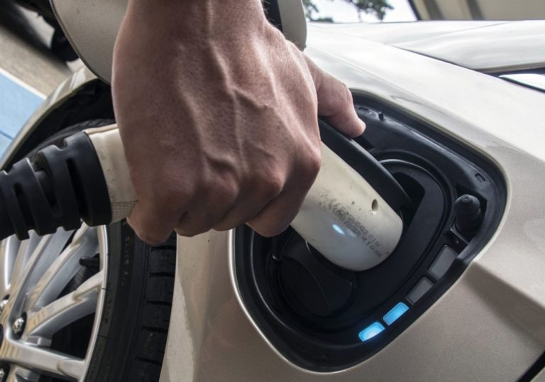 Automobile: la France débloque 700 millions d&rsquo;euros pour créer les batteries électriques du futur