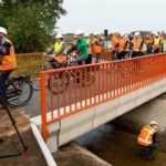 Aux Pays-Bas, les cyclistes roulent sur un pont en béton imprimé en 3D