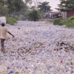 Congo : des tapis de plastique dans les rivières