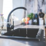 Des microplastiques dans 72 % des robinets : la faute aux vêtements synthétiques ?