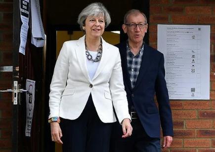 GB: May perd sa majorité absolue peu avant de négocier le Brexit