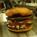 Patty prépare plus de 300 hamburgers en moins d&rsquo;une heure