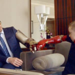 Quand Iron Man remet un bras bionique à un enfant handicapé