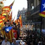 Référendum interdit: des milliers de Catalans dans la rue après des arrestations