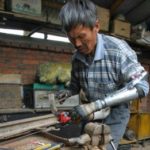 Un paysan chinois amputé des deux bras fabrique ses propres prothèses bioniques