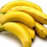 Une adolescente fait du plastique à partir de bananes