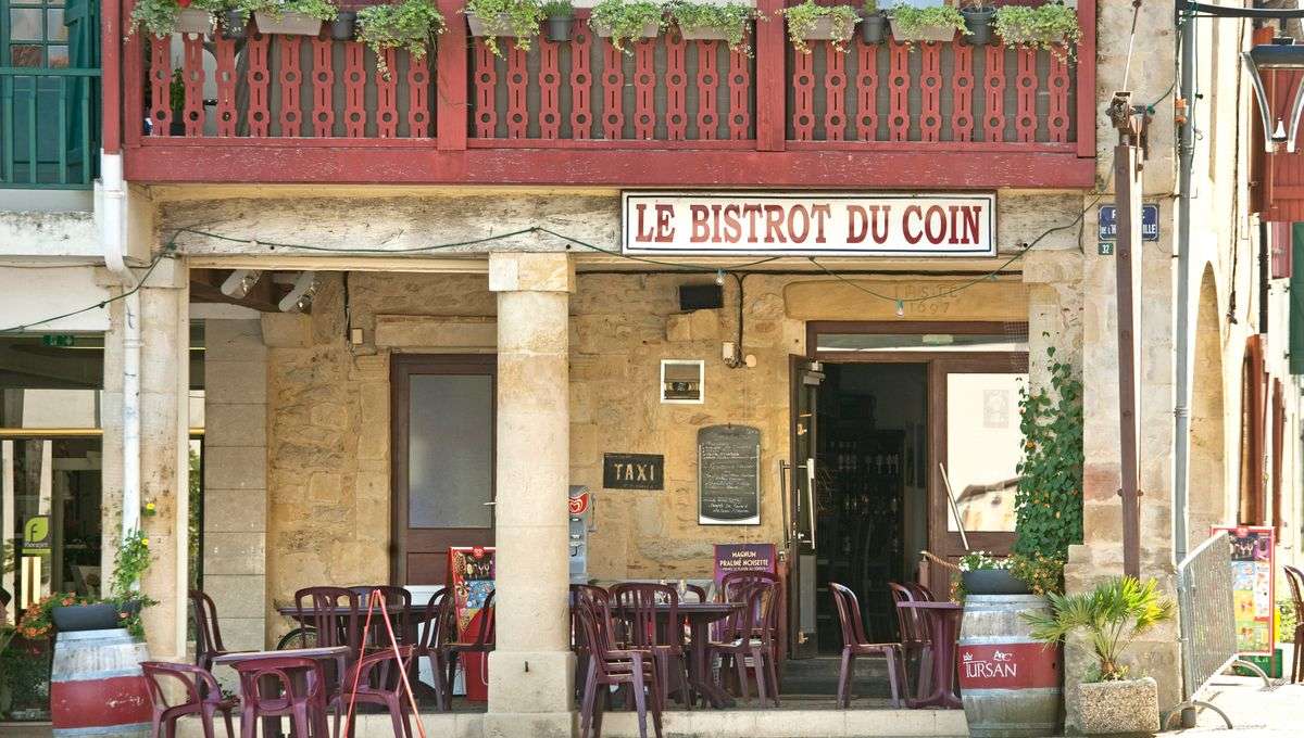 Des bistrots  pour redonner vie aux villages désertés