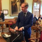 Le mouvement antivaccination fait de la désinformation selon le ministre Cardy