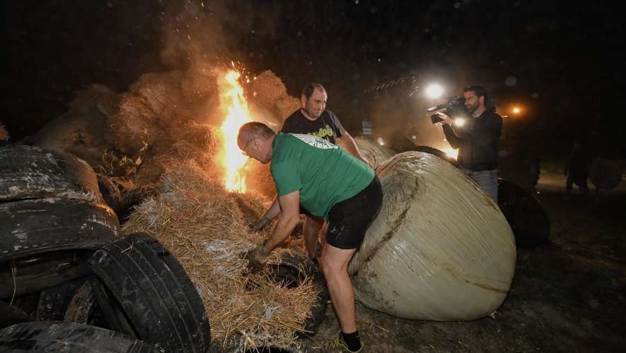 [VIDEO] Près de Toulouse, les agriculteurs allument des feux pour protester contre les zones sans pesticide