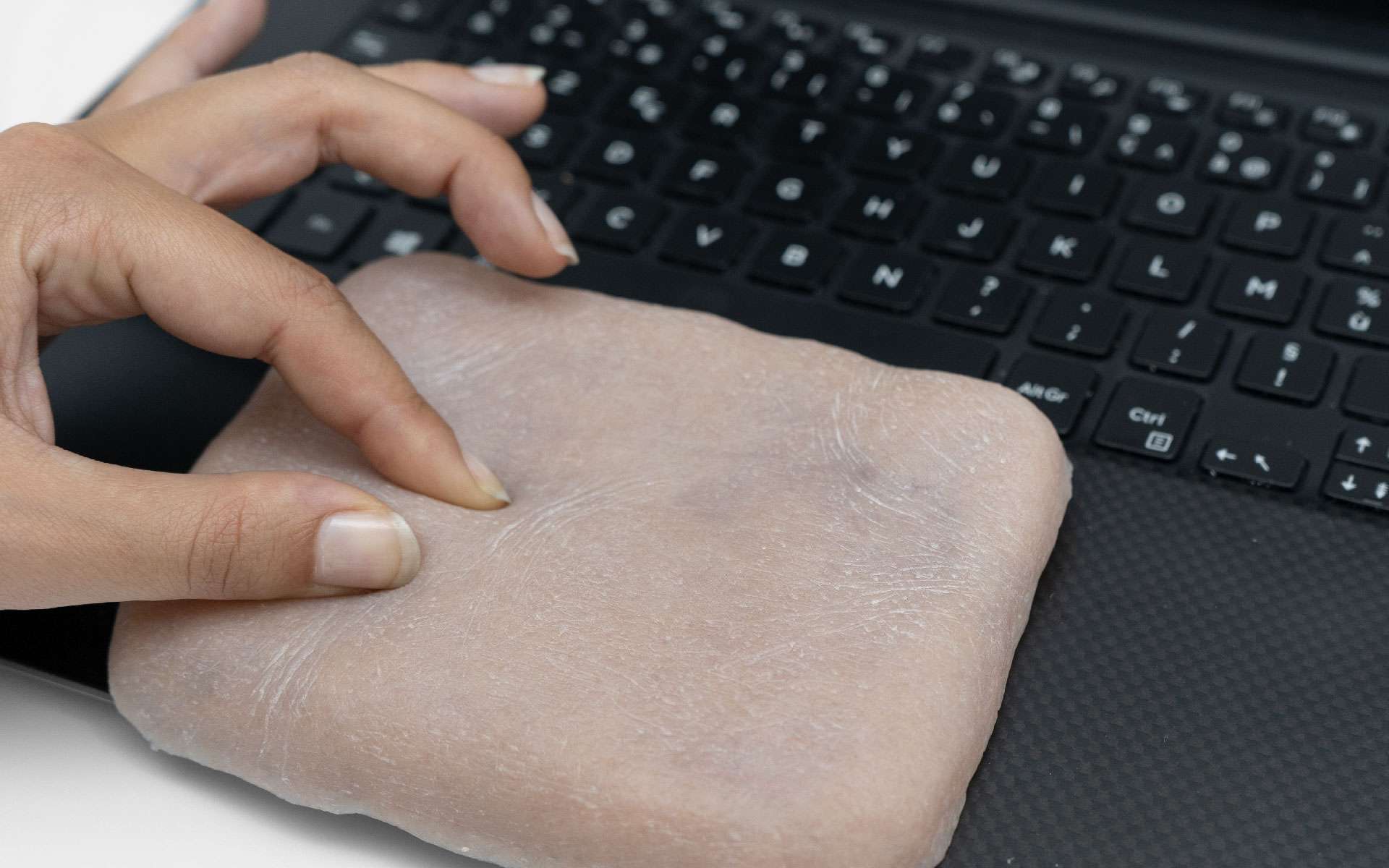 Skin-On, une surprenante peau artificielle aussi sensible que la peau humaine