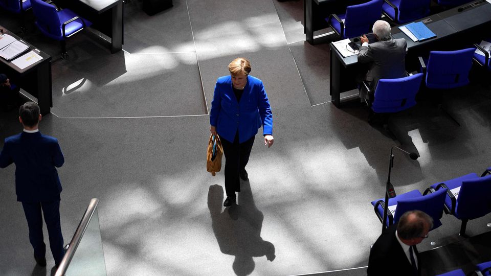 Angela Merkel vole au secours de l&rsquo;euro (et dans les plumes des juges constitutionnels allemands)