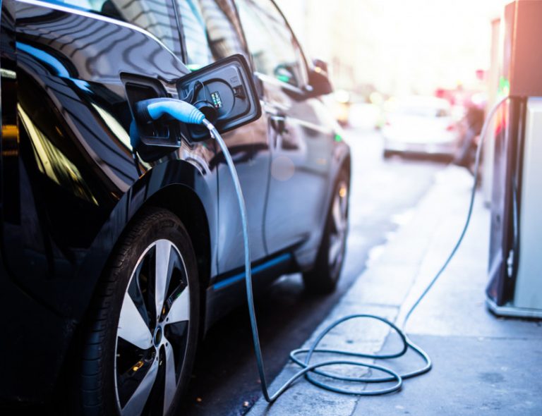 Véhicules électriques : leur part de marché a doublé en Europe ce deuxième trimestre