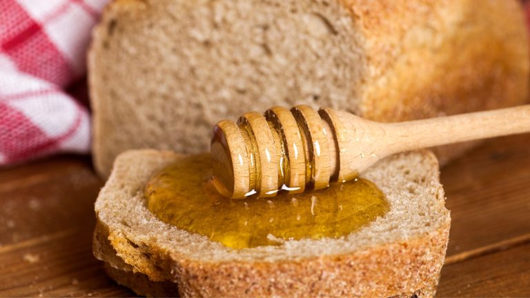 Fraude alimentaire : un miel sur deux importé en Europe serait frauduleux et souvent pas détecté. Comment savoir lequel ?