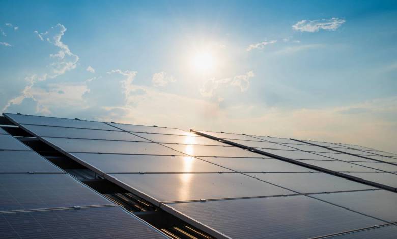 Pour économiser de l’espace et préserver l’eau, l’Inde installe des panneaux solaires sur les canaux d’irrigation