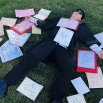 En Chine, face à un chômage record des jeunes, les diplômés désabusés préfèrent “rester allongés”