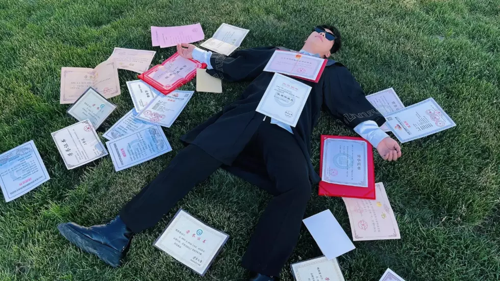 En Chine, face à un chômage record des jeunes, les diplômés désabusés préfèrent “rester allongés”