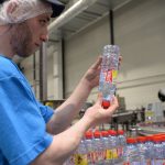 Des producteurs d’eau en bouteille ont enfreint la règlementation pour masquer une contamination