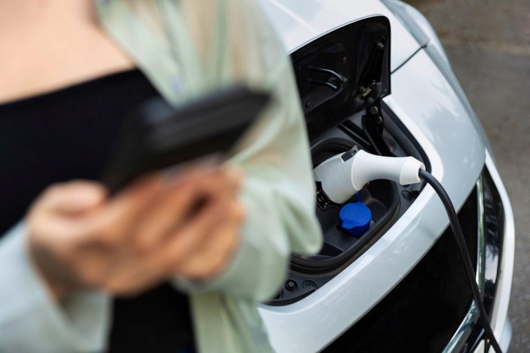 L&rsquo;hybride rechargeable pollue presque quatre fois plus qu&rsquo;indiqué