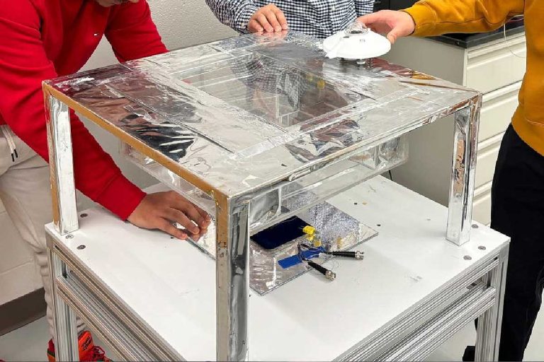 Un générateur solaire (2 en 1) qui produit de l&rsquo;électricité et rafraichit les bâtiments grâce au refroidissement radiatif