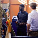 Au Sénégal, une micro-usine transforme les déchets plastiques en meubles et en pavés
