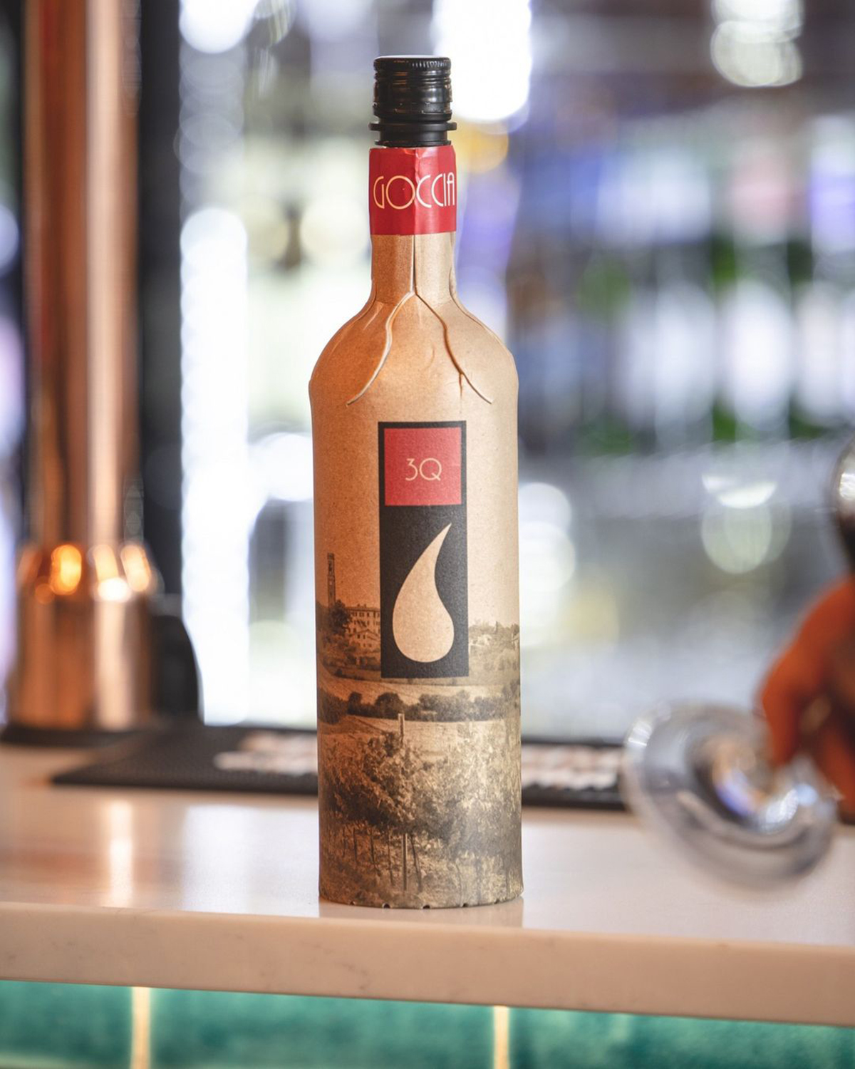 La première bouteille de vin au monde fabriquée à partir de carton recyclé