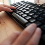 IA : Un étudiant développe un outil pour tricher à entretien ou à un rendez-vous galant, sa start-up fait un carton