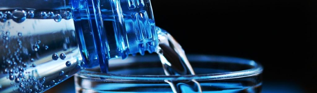 Microplastiques dans l’eau potable : une pollution invisible aux normes actuelles