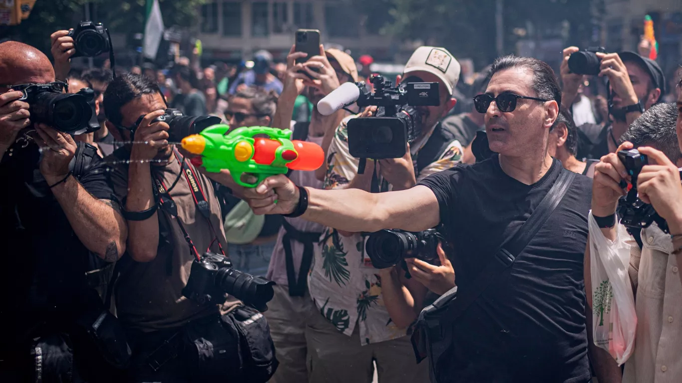 Le pistolet à eau est devenu un symbole pour les habitants de Barcelone qui en ont assez de surtourisme