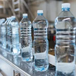 Après les bouchons attachés, les bouteilles en plastique vont encore changer !