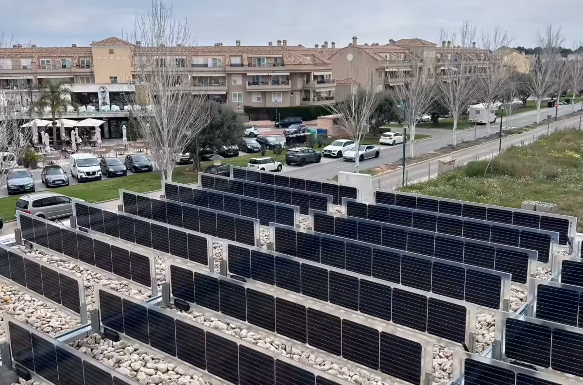 Une centrale PV verticale en toiture testée en Espagne avec une orientation est-ouest