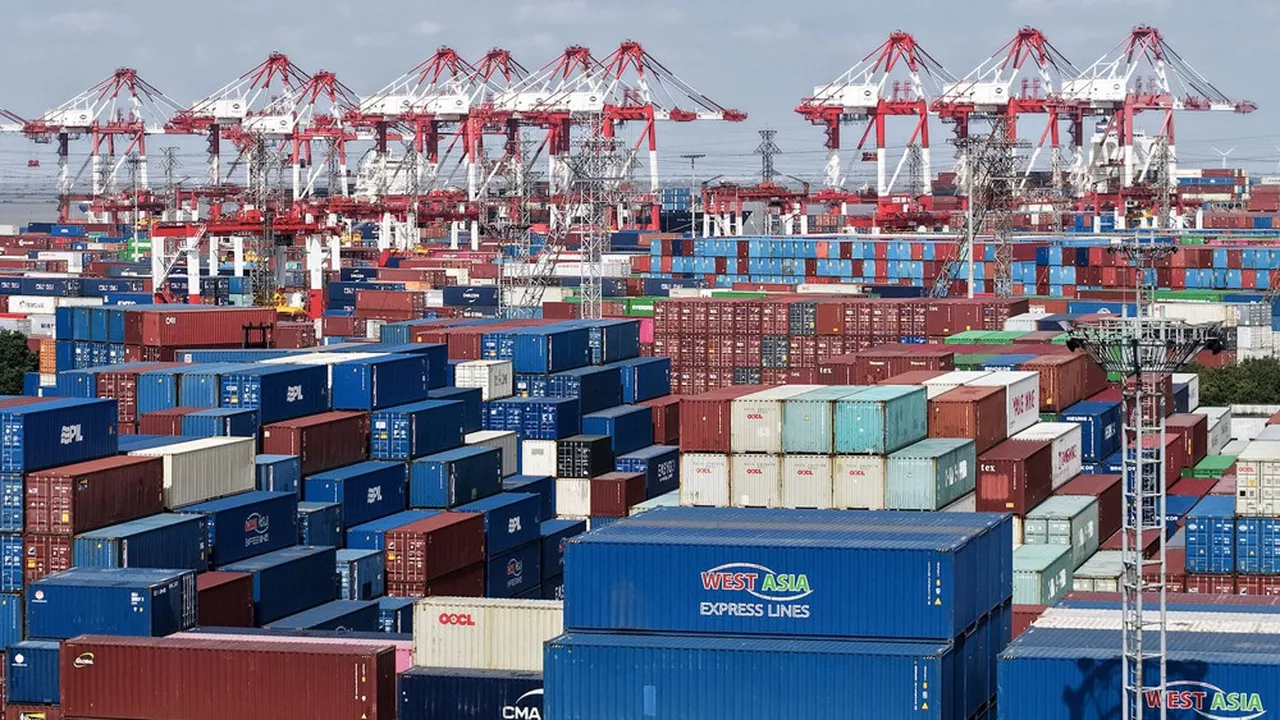 La forte hausse des exportations en novembre, notamment vers l&rsquo;Europe, a permis à la Chine de franchir ce palier symbolique. Cet excédent record apporte de l&rsquo;eau au moulin de l&rsquo;UE, qui estime que le déséquilibre commercial a atteint son point le plus critique.