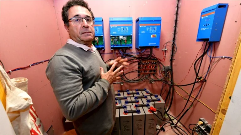Une nouvelle super batterie contourne les problèmes liés aux matières premières coûteuses : un game-changer pour le stockage des énergies renouvelables ?