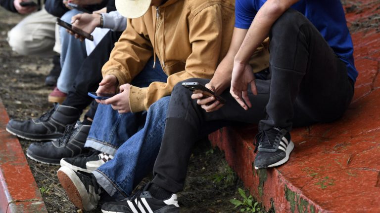 Le rapport mondial sur le bonheur souligne l&rsquo;impact négatif des réseaux sociaux