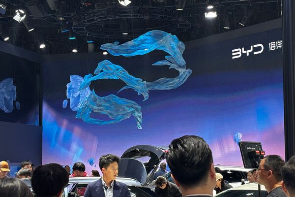 La voiture électrique s’impose en Chine, mais à quel prix pour les concessionnaires