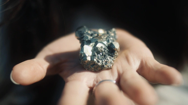 Plus de 700 ans de consommation mondiale : le Japon découvre un méga-gisement de terres rares