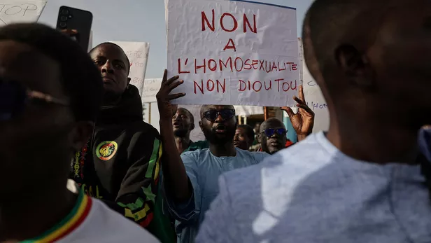 Sénégal : l’Assemblée nationale vote une loi doublant les peines de prison réprimant l&rsquo;homosexualité