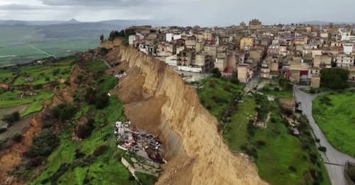 « La situation est critique »: les images impressionnantes de l&rsquo;effondrement d&rsquo;un tronçon de falaise en Sicile