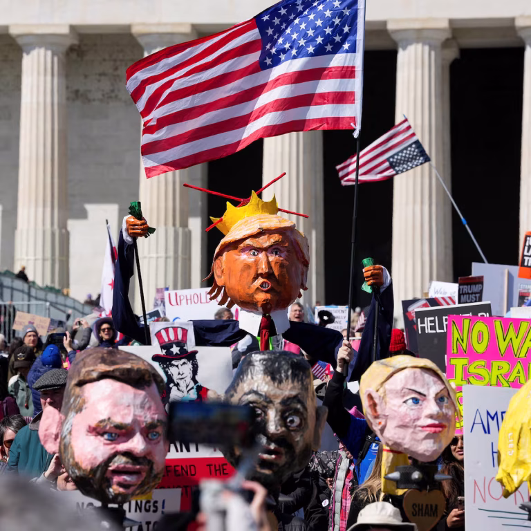 « Il faut tout péter, c’est la seule solution » : des millions de manifestants défilent contre Donald Trump