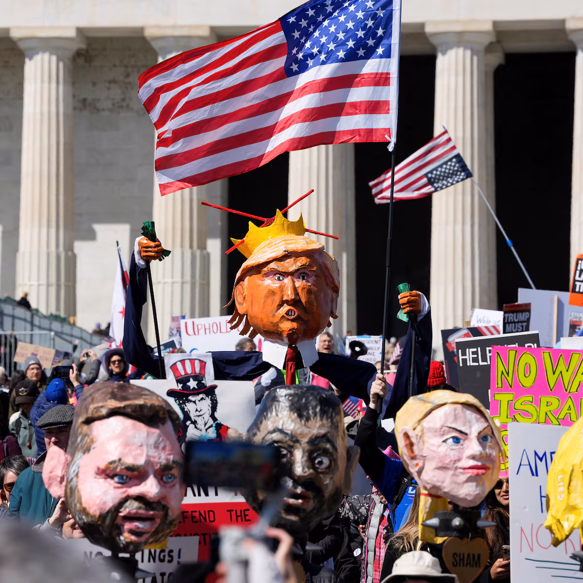 « Il faut tout péter, c’est la seule solution » : des millions de manifestants défilent contre Donald Trump
