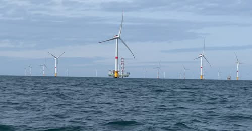 Dix nouveaux parcs d&rsquo;éoliennes en mer, « évolution raisonnée » des panneaux photovoltaïques: le gouvernement annonce la relance des appels d&rsquo;offres pour les énergies renouvelables