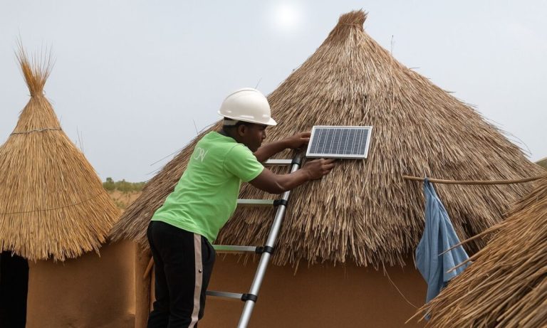 Moon conçoit un kit solaire hors réseau qui fonctionne dix ans sans maintenance