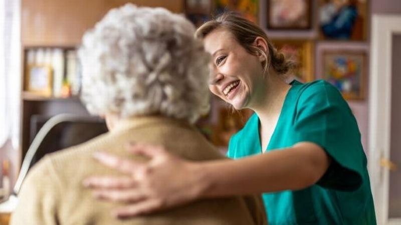 Emploi d’une aide à domicile : l’âge ouvrant droit à l’exonération de cotisations patronales est relevé