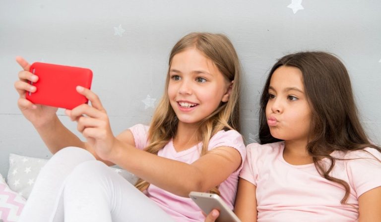 L’application européenne pour vérifier l’âge des internautes est prête, ses détracteurs crient à la surveillance