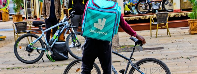 « Une forme d’esclavage moderne » : la santé des livreurs Uber Eats et Deliveroo en alerte