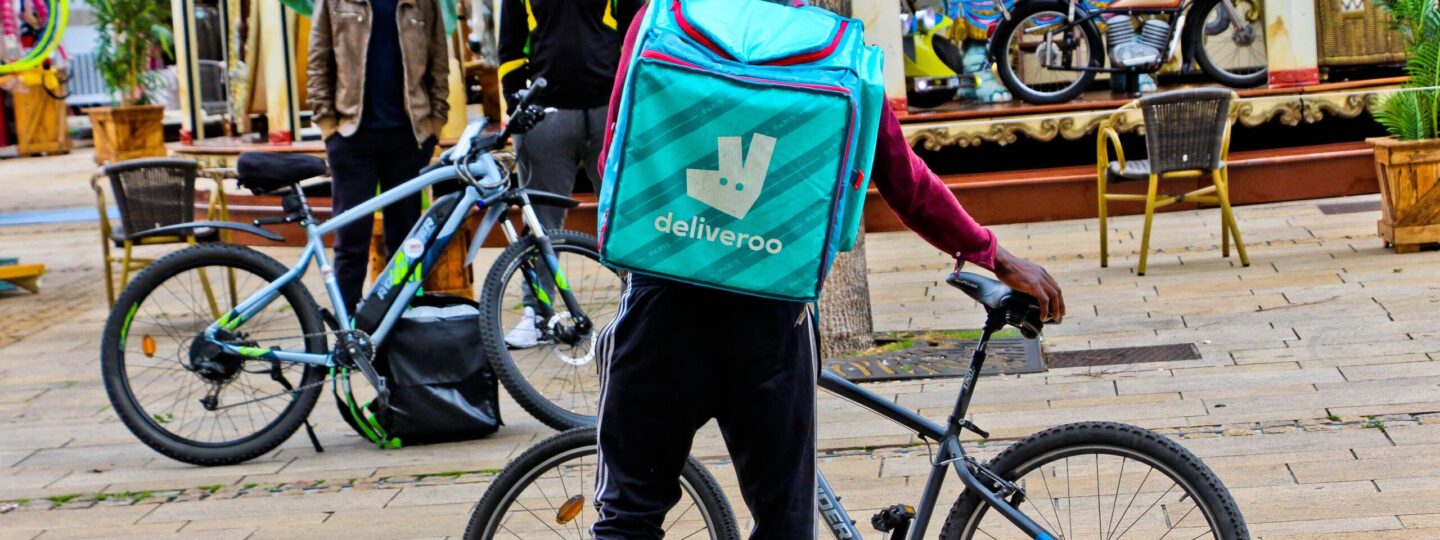 « Une forme d’esclavage moderne » : la santé des livreurs Uber Eats et Deliveroo en alerte