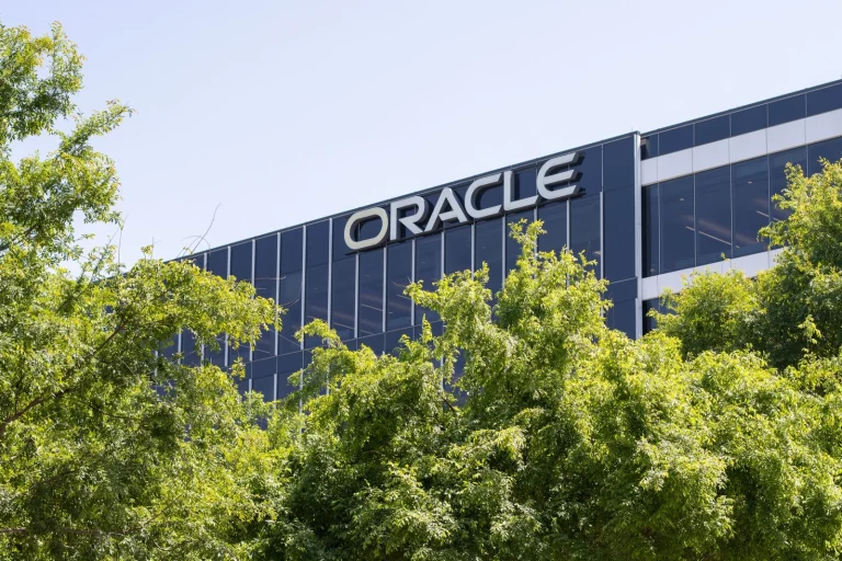 Oracle : pourquoi le géant licencie 30 000 personnes malgré des bénéfices records