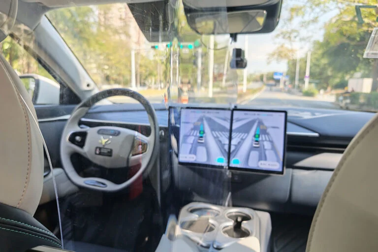 On a testé un taxi autonome sans conducteur en Chine, et on ne s’attendait pas à ça
