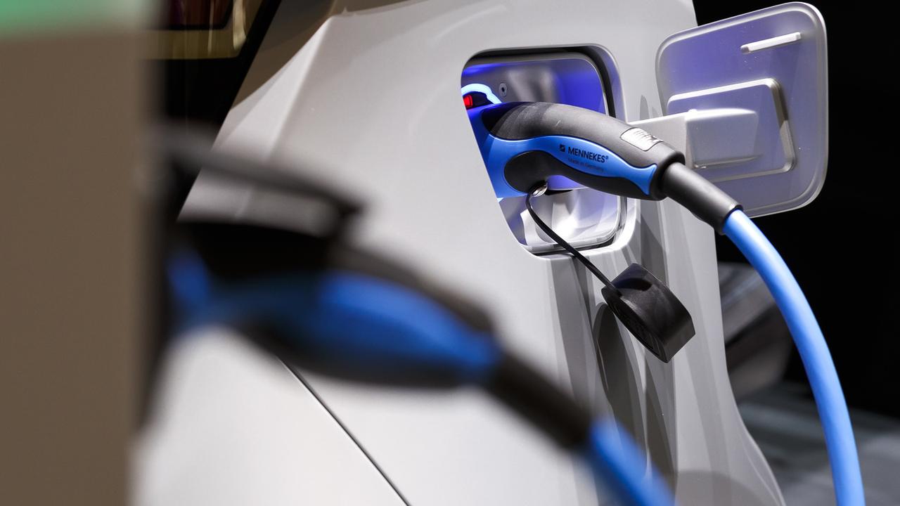 Les véhicules hybrides rechargeables sont une arnaque, affirme une étude valaisanne